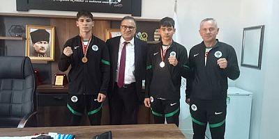 TÜRKİYE İKİNCİSİ BOKSÖRLERDEN İLÇE MİLLİ EĞİTİM MÜDÜRÜ TOPALOĞLU'NA ZİYARET