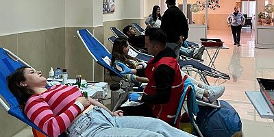 ÜNİVERSİTE ÖĞRENCİLERİNDEN KAN BAĞIŞINA DESTEK 