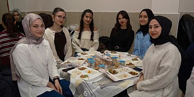 ÜNİVERSİTELİ ÖĞRENCİLER İFTARDA BULUŞTU 