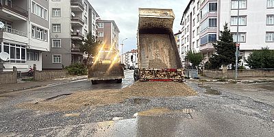 YAĞMUR YAĞDI, YOL ÇÖKTÜ! KAMYON MAHSUR KALDI