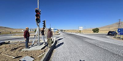 YAVAŞLI KAVŞAĞI TRAFİK SİNYALİZASYONUNA KAVUŞTU