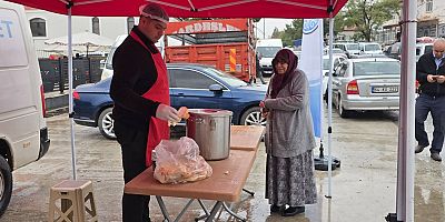 YUNAK BELEDİYESİNDEN SOĞUK KIŞ GÜNLERİNDE SICAK ÇORBA İKRAMI