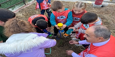 YUNAK MERKEZ ANAOKULUNDA  CÖMERT AĞAÇ ETKİNLİĞİ 