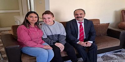 YUNAK MİLLİ EĞİTİM MÜDÜRÜ İŞCAN'DAN DEPREMZEDE ÖĞRENCİYE ZİYARET