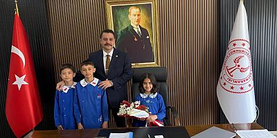 YUNAK’TA 23 NİSAN COŞKUSU: KAYMAKAMLIK MAKAMI TEMSİLİ OLARAK ÇOCUKLARA DEVREDİLDİ