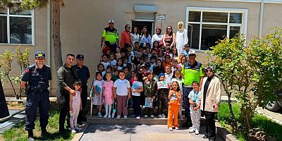 YUNAK'TA ANAOKULU ÖĞRENCİLERİNDEN JANDARMAYA ZİYARET 