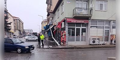 YUNAK’TA BETON AYDINLATMA DİREĞİ DEVRİLDİ: OLASI BİR FACİA SON ANDA ÖNLENMİŞ OLDU..