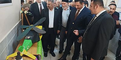 YUNAK’TA BİR KÖY OKULU TÜM EZBERLERİ BOZDU. KÖY ÇOCUKLARI SAHNEDE DEVLEŞTİ, İZLEYENLER GÖZYAŞLARINI TUTAMADI
