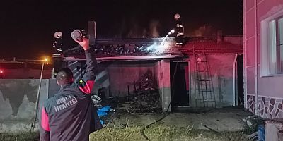 YUNAK’TA GECEYİ YANGIN AYDINLATTI…GECENİN KAHRAMANLARI YUNAK İTFAİYE EKİPLERİ OLDU