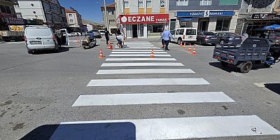 YUNAK’TA “ÖNCE YAYA” UYGULAMASI YENİDEN HAYATA GEÇİRİLDİ: YAYA GEÇİTLERİ YENİDEN BOYANDI