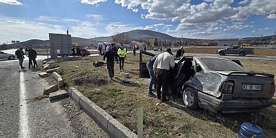 YUNAK'TA OTOMOBİL İLE TIR ÇARPIŞTI 1 YARALI