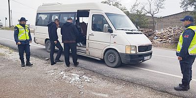 YUNAK'TA SERVİS ARAÇLARI DENETLENDİ