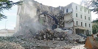 YUNAK’TA TARİHE VEDA: ESKİ HÜKÜMET KONAĞI YIKILIYOR, YERİNE MODERN BİNA GELİYOR