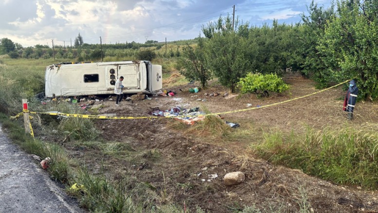TUR MİDİBÜSÜ ŞARAMPOLE DEVRİLDİ: 4 ÖLÜ, 26 YARALI