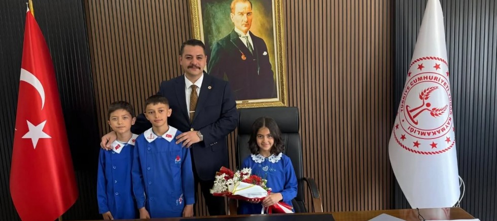 YUNAK’TA 23 NİSAN COŞKUSU: KAYMAKAMLIK MAKAMI TEMSİLİ OLARAK ÇOCUKLARA DEVREDİLDİ