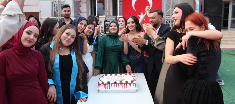 YUNAK’TA GURUR GÜNÜ : SELÇUK ÜNİVERSİTESİ YUNAK MYO ÖĞRENCİLERİ KEP ATTI