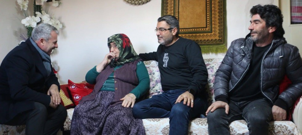 YUNAK’TA KAPILAR DAYANIŞMA İÇİN ÇALINIYOR 